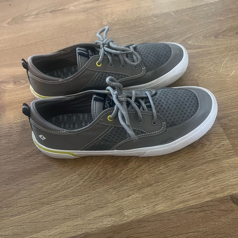 5.5M Sperry sneakers.